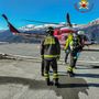 Anziano sulla carrozzina elettrica scivola in un dirupo