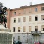 Lo ritiene colpevole della morte del compagno e aggredisce un medico con un coltello: arrestata una donna all'ospedale di Chieri
