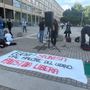 “Fuori i sionisti dal Salone del Libro”, la protesta dei Pro Palestina davanti ai cancelli della kermesse