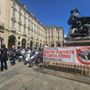 Blocco Euro 0 e 1 a Torino, i motociclisti sgasano per protesta davanti al Comune [VIDEO]