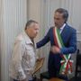 VIDEO e FOTO. Renato Pozzetto cittadino onorario di Laveno Mombello: «Affettuoso narratore del nostro territorio». La gag col sindaco: «Taac»