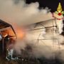 FOTO. Fiamme in un'azienda agricola: in fumo cento rotoballe di fieno FOTO. Fiamme in un'azienda agricola: in fumo cento rotoballe di fieno