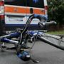 Cade dalla bici sulla Sp1 a Calcinate: 61enne in gravissime condizioni