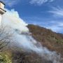 Incendio nei boschi sopra Laveno Mombello, in azione anche l'elicottero dei vigili del fuoco
