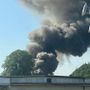 Incendio in un'azienda di Brissago Valtravaglia: colonna di fumo visibile a chilometri