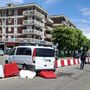 Furgone senza conducente finisce contro un bus, spavento e disagi a Varese