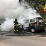 Auto in fiamme, paura in via Gasparotto
