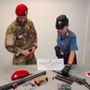 Spacciatori in assetto da guerra nei boschi di Vergiate: sequestrati un mitragliatore, un fucile a pompa, un coltello e droga. Arrestato uno straniero