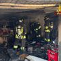 Scoppia un incendio in un box, vigile del fuoco fuori servizio "blocca" le fiamme