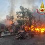 FOTO. Capanno in fiamme sulla Provinciale 1 tra Buguggiate e Capolago FOTO. Capanno in fiamme sulla Provinciale 1 tra Buguggiate e Capolago