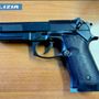 Cerca di intimidire un automobilista con una pistola, ma è un poliziotto fuori servizio: giovane denunciato