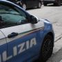 Varese, non si ferma all'alt della polizia in via Peschiera: trovato con cinque panetti di hashish