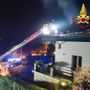 Il grande cuore di Ranco più forte dell'incendio della villa sul lungolago: «L'acqua delle piscine dei vicini fondamentale per lo spegnimento»
