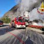 Grosso incendio a Laveno Mombello, sul posto vigili del fuoco e ambulanze