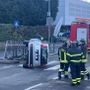 FOTO. Urta l'isola pedonale e si ribalta con l'auto: paura in via Sanvito