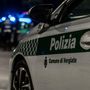 Sale sul tetto ghiacciato e minaccia di gettarsi, donna salvata da due agenti della polizia locale di Vergiate