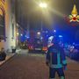 FOTO. Incendio nel vano scale, palazzina invasa dal fumo ed evacuata a Venegono Superiore