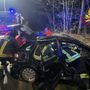 FOTO. Auto esce di strada e finisce contro un albero: automobilista ferito all'alba