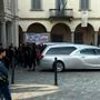 Iniziato a Induno il funerale di Enzo Ambrosino: presente anche il padre. «Sorridici da lassù»