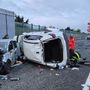FOTO. Pauroso incidente sull'autostrada A9: incastrati nelle lamiere una donna incinta e il figlio di un anno