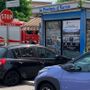 Varese, perde il controllo dell'auto e finisce contro l'edicola di viale Borri