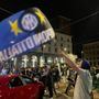 VIDEO e FOTO. “I campioni dell'Italia siamo (sempre) noi": in piazza Monte Grappa esplode la festa per il 21° scudetto nerazzurro