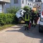 Scontro tra due auto a Varese, una finisce sulla siepe di una recinzione