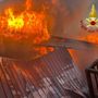 FOTO. Maxi incendio nel capannone di un'azienda di Castronno: massiccio intervento dei vigili del fuoco FOTO. Maxi incendio nel capannone di un'azienda di Castronno: massiccio intervento dei vigili del fuoco