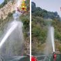 VIDEO e FOTO. Incendio di Leggiuno: anche l'acqua del lago per spegnere le fiamme. Ancora focolai attivi VIDEO e FOTO. Incendio di Leggiuno: anche l'acqua del lago per spegnere le fiamme. Ancora focolai attivi
