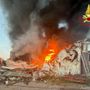 FOTO. Maxi incendio in un'azienda agricola a Turate: colonna di fumo visibile anche dalla provincia di Varese FOTO. Maxi incendio in un'azienda agricola a Turate: colonna di fumo visibile anche dalla provincia di Varese