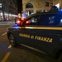 Macchina "sospetta" all'autolavaggio: due persone nei guai. Veicolo sequestrato dalla Guardia di Finanza