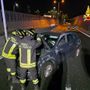 FOTO. Auto finisce contro la cuspide sulla 336 di Malpensa. Un ferito nella notte