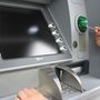 Saronno, esce dalla banca e viene scippato dopo una colluttazione