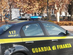 Quasi cinque milioni sequestrati dai finanzieri a due persone vicine al clan Mancuso Quasi cinque milioni sequestrati dai finanzieri a due persone vicine al clan Mancuso