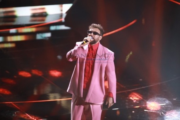 Con ‘AI AI’ Dargen D’Amico torna a Sanremo, poi uscirà l’album ‘Doppia mozzarella’ Con ‘AI AI’ Dargen D’Amico torna a Sanremo, poi uscirà l’album ‘Doppia mozzarella’