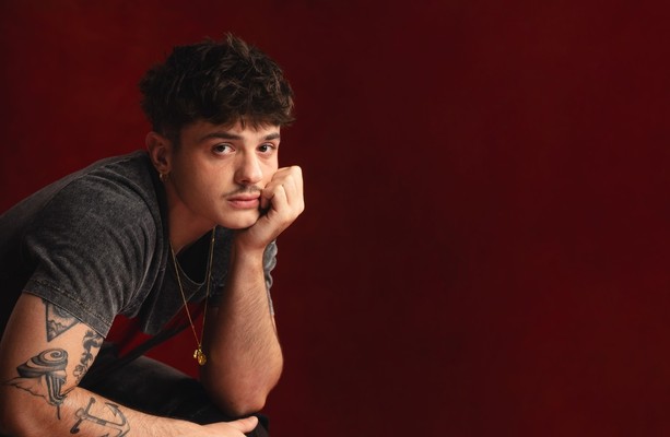 Il ‘Tutta vita tour’ riporta Olly in concerto che chiuderà d’estate alla Reggia di Caserta