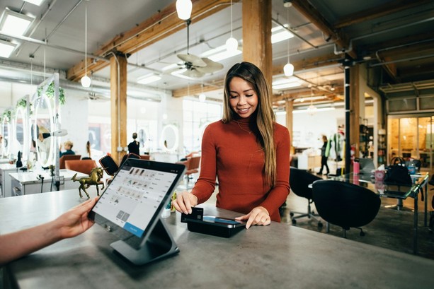Addio contanti senza alternativa: in arrivo il POS obbligatorio