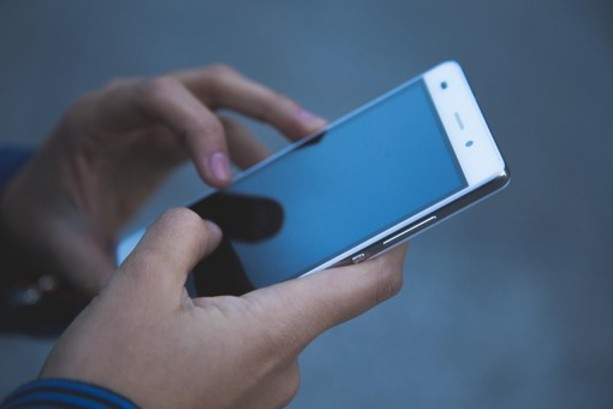 TikTok accusato dalla Commissione europea di mancata trasparenza nelle pubblicità
