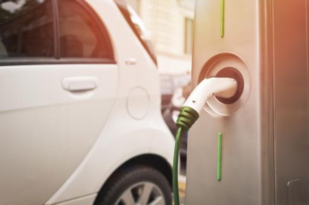 Il mercato europeo delle auto elettriche e ibride traina il settore