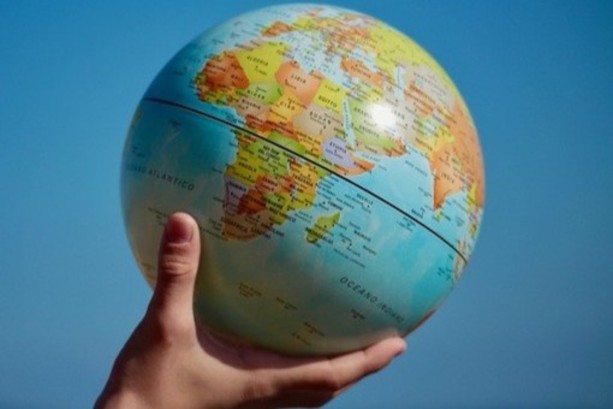 Esportazioni italiane in lieve crescita e flessione più marcata delle importazioni Esportazioni italiane in lieve crescita e flessione più marcata delle importazioni