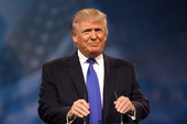 Tensioni nello Stretto di Hormuz: attacco a una nave mercantile e scontro verbale Trump-Teheran Tensioni nello Stretto di Hormuz: attacco a una nave mercantile e scontro verbale Trump-Teheran