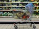 L’inflazione rallenta su base annua e ne beneficia il ‘carrello della spesa’