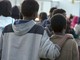 Stop della Consulta francese al divieto di social per gli under 15, Macron annuncia una nuova legge