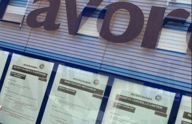 Continua la crescita degli occupati, seppur rallentata, rispetto a un anno fa