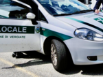 Non rispetta l'alt e rischia di investire i passanti: scatta l'inseguimento e viene fermato dalla polizia locale di Vergiate