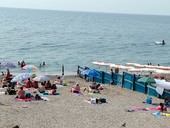 Staccionata dei Bagni Savona bruciata per fare un falò nella spiaggia libera: &quot;Siamo stufi&quot; (FOTO)