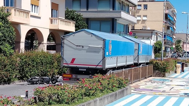 Incidente di Corso Bigliati ad Albissola, il Sindaco: &quot;Bisogna eliminare il transito dei mezzi pesanti dall'Aurelia&quot;