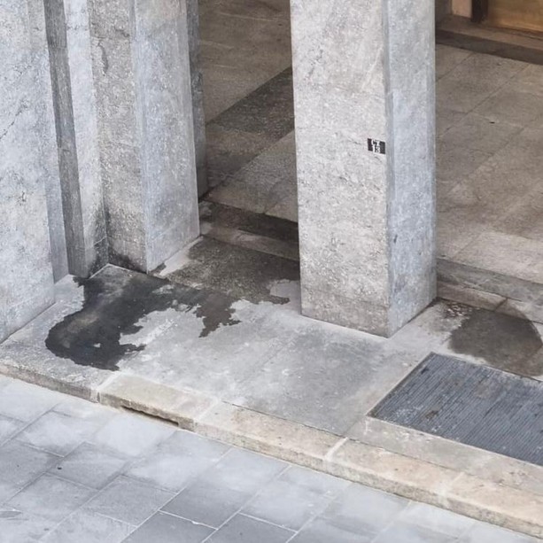 Il salotto della città tra cerimonie e sporcizia: la denuncia da piazza San Carlo
