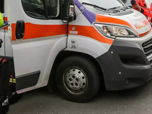 Scontro tra un'auto e una moto sulla statale 233 tra Cadegliano Viconago e Lavena Ponte Tresa: un ferito