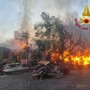 FOTO. Capanno in fiamme sulla Provinciale 1 tra Buguggiate e Capolago FOTO. Capanno in fiamme sulla Provinciale 1 tra Buguggiate e Capolago